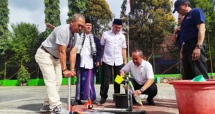 Kepala Sekolah, SMPN 7 Kota Tasikmalaya saat mempraktikkan Roket usai membuka Acara, rabu (05/06/2024)