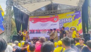 Pasangan Nomor Urut Tiga (3), Yusuf-Hendro sedang melakukan simulasi pencoblosan saat kampanye Akbar, selasa (19/11/2024) di Lapangan Alun Alun Indihiang