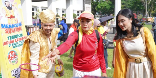 Konsumen mengikuti games seru di booth Teh Gelas pada peluncuran program Asli Mendadak Sultan di Kota Tasikmalaya dalam rangka 18 tahun Teh Gelas.
