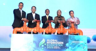 Menteri Energi dan Sumber Daya Mineral (ESDM), Bahlil Lahadalia (tengah), Sekretaris Jenderal Kementerian ESDM, Dadan Kusdiana (kedua dari kiri), Direktur Energi Baru Terbarukan dan Konservasi Energi Kementerian ESDM, Eniya Listiani Dewi (kedua dari kanan), Direktur Utama PLN, Darmawan Prasodjo (kiri), dan Direktur Utama Pertamina Geothermal Energy Tbk., Julfi Hadi (kanan) ketika meresmikan pembukaan acara Global Hydrogen Ecosystem Summit 2025 di Jakarta pada Selasa (15/4).