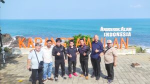 Tim CCR corporation Japan saat meninjau Wisata Pantai Karang Tawulan, Minggu (25/08/2025)