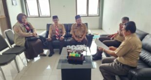 Ket Foto : Wakasek Kesiswaan didampingi Kepala Sekolah SMAN 1 Tasikmalaya saat dimintai keterangan Oleh Kepala KCD Wilayah XII, Selasa (14/10/2025)