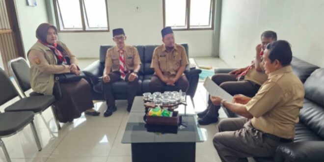 Ket Foto : Wakasek Kesiswaan didampingi Kepala Sekolah SMAN 1 Tasikmalaya saat dimintai keterangan Oleh Kepala KCD Wilayah XII, Selasa (14/10/2025)