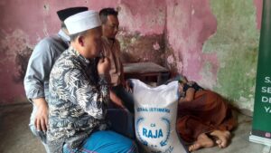 Yayasan PNS saat memberikan Bantuan beberapa waktu lalu