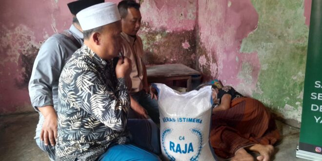 Yayasan PNS saat memberikan Bantuan beberapa waktu lalu