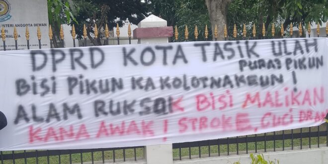 Spanduk Keras di Gedung Rakyat, DPRD Kota Tasikmalaya Jangan Pura-Pura Pikun