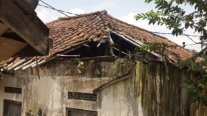 Rumah Mak Jojoh, atap rumah dengan Kondisi yang memprihatinkan