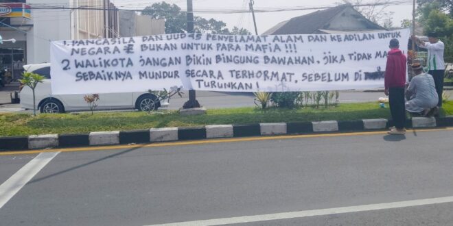 Aksi Pemasangan Spanduk Satir di Balai Kota, Aktivis Minta Wali Kota Mundur Terhormat