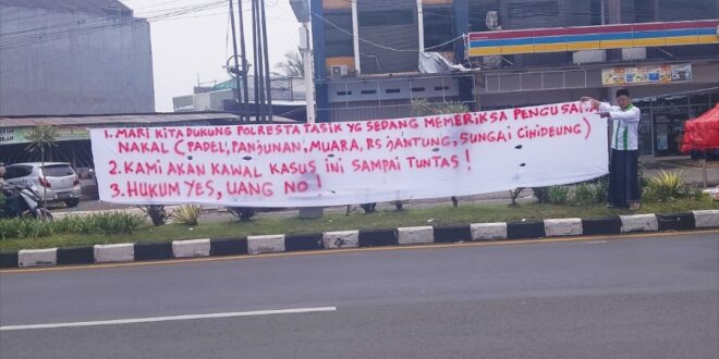 Bentangan Spanduk Jadi Simbol Dukungan untuk Penegakan Hukum di Kota Tasikmalaya