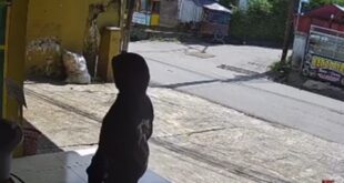 Tangkapan Layar Pelaku Sedang Berada di Depan Toko Beras