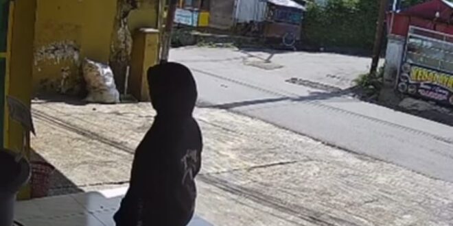 Tangkapan Layar Pelaku Sedang Berada di Depan Toko Beras