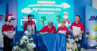 Presiden Direktur JNE, M. Feriadi Soeprapto, saat meresmikan Kantor Baru JNE Tasikmalaya di Jl Letjend Mashudi Tamansari Kota Tasikmalaya.