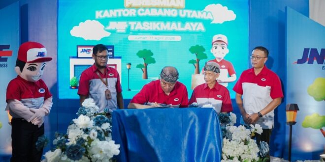 Presiden Direktur JNE, M. Feriadi Soeprapto, saat meresmikan Kantor Baru JNE Tasikmalaya di Jl Letjend Mashudi Tamansari Kota Tasikmalaya.